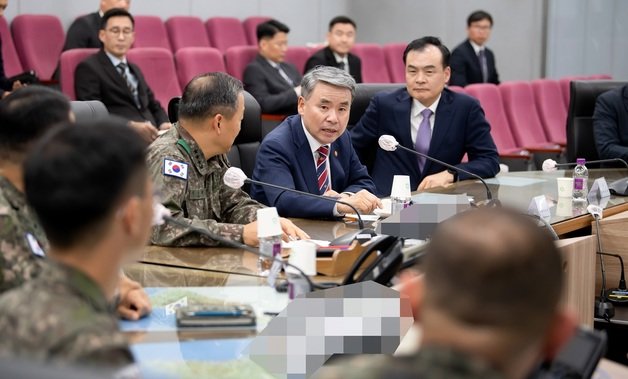 이종섭 국방부 장관이 28일 ‘한국형 3축체계’의 핵심적 역할을 담당하고 있는 미사일전략사령부를 방문해 대비태세 현황을 보고받고 장병들을 격려한 뒤 굳건한 대비태세 유지를 당부하고 있다. (국방부 제공)