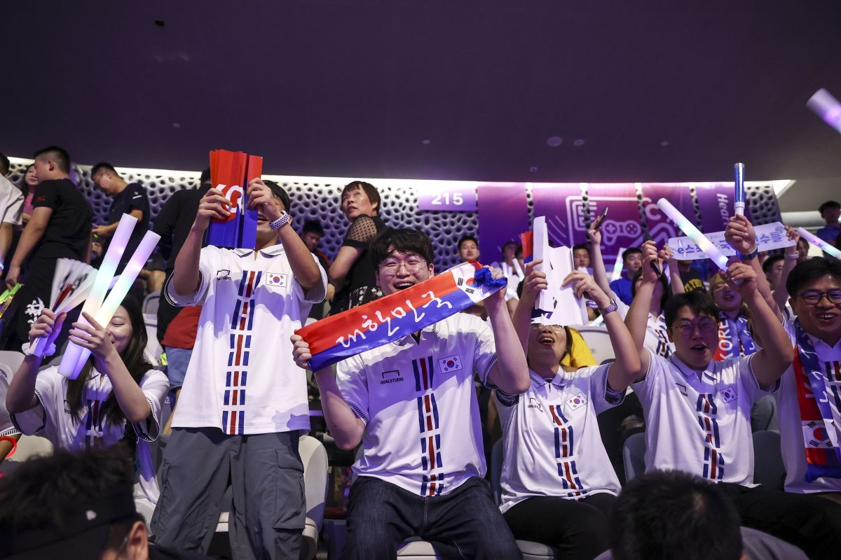 28일 중국 항저우 e스포츠센터 주경기장에서 열린 항저우 아시안게임 스트리트파이터5 결승전에 김관우를 응원하는 한국 관중들의 모습. 항저우=뉴시스