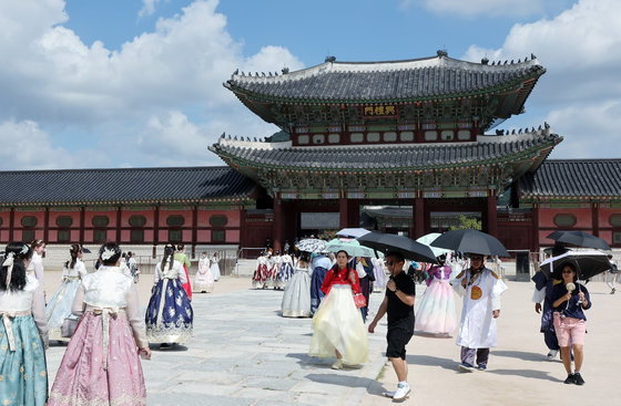 서울 서남권을 비롯해 전국 곳곳에 폭염주의보가 발효된 6일 서울 경복궁을 찾은 외국인 관광객들이 우산을 쓴 채 궁궐을 거닐고 있다. 2023.9.6/뉴스1