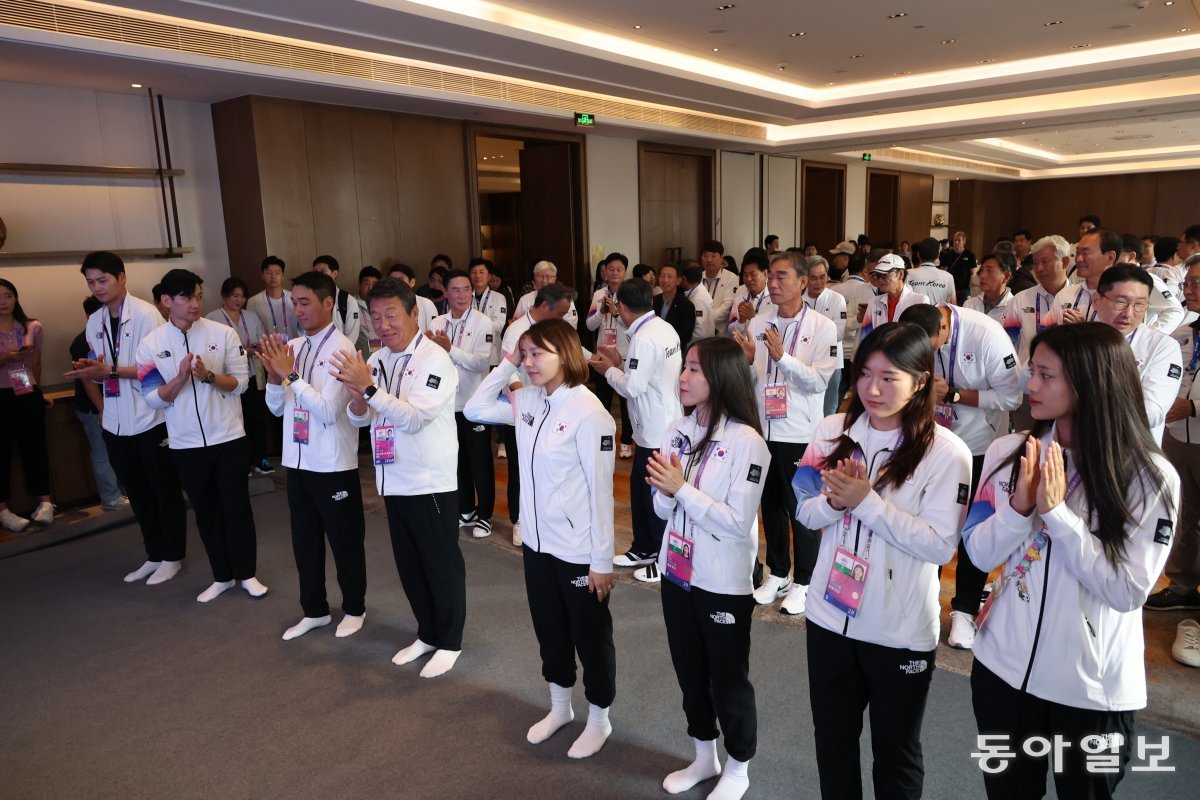 29일 추석을 맞아 중국 항저우 스포츠외교라운지에서 대한민국 선수단 합동 차례 행사가 열렸다. 최윤 선수단장을 비롯한 대한민국 메달리스트와 대표팀 선수들이 합동 차례를 지내고 있다.