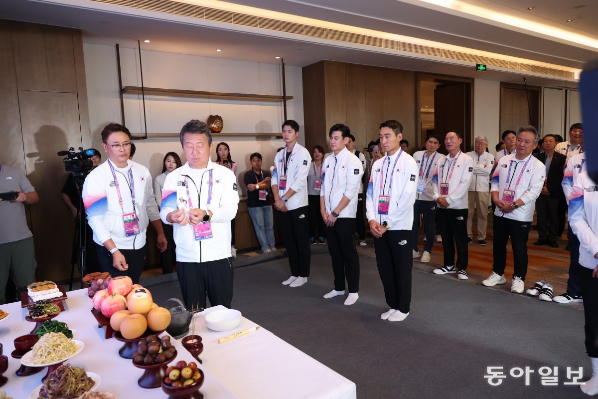 29일 추석을 맞아 중국 항저우 스포츠외교라운지에서 대한민국 선수단 합동 차례 행사가 열렸다. 최윤 선수단장을 비롯한 대한민국 메달리스트와 대표팀 선수들이 합동 차례를 지내고 있다.