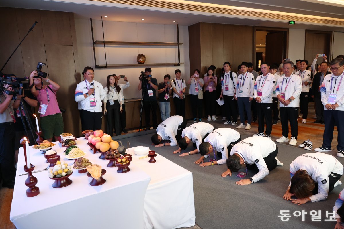 29일 추석을 맞아 중국 항저우 스포츠외교라운지에서 대한민국 선수단 합동 차례 행사가 열렸다. 최윤 선수단장을 비롯한 대한민국 메달리스트와 대표팀 선수들이 합동 차례를 지내고 있다.