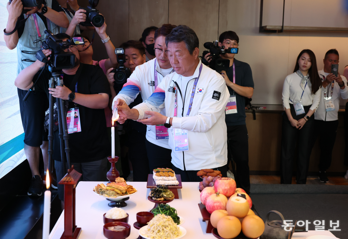 29일 추석을 맞아 중국 항저우 스포츠외교라운지에서 대한민국 선수단 합동 차례 행사가 열렸다. 최윤 선수단장을 비롯한 대한민국 메달리스트와 대표팀 선수들이 합동 차례를 지내고 있다.