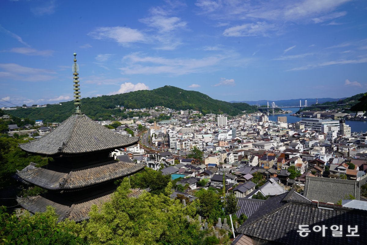 일본 히로시마현 오노미치 센코지산에 있는 삼중탑에서 바라본 바다와 도심 풍경.