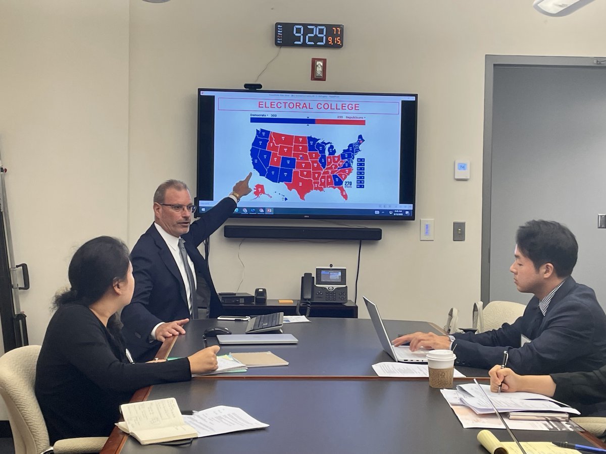 Todd L. Belt, Dean of the George Washington University Graduate School of Politics and Management (center), is explaining changes in the composition of the electoral college and prospects for next year's US presidential election.  Provided by Korea Press Foundation and US East-West Center