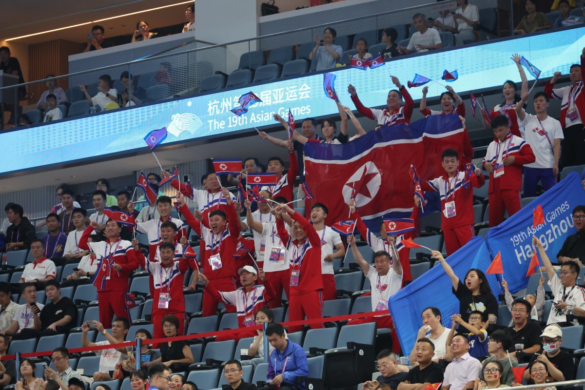 인공기를 든 북한 선수들이 북한을 응원하고 있다.