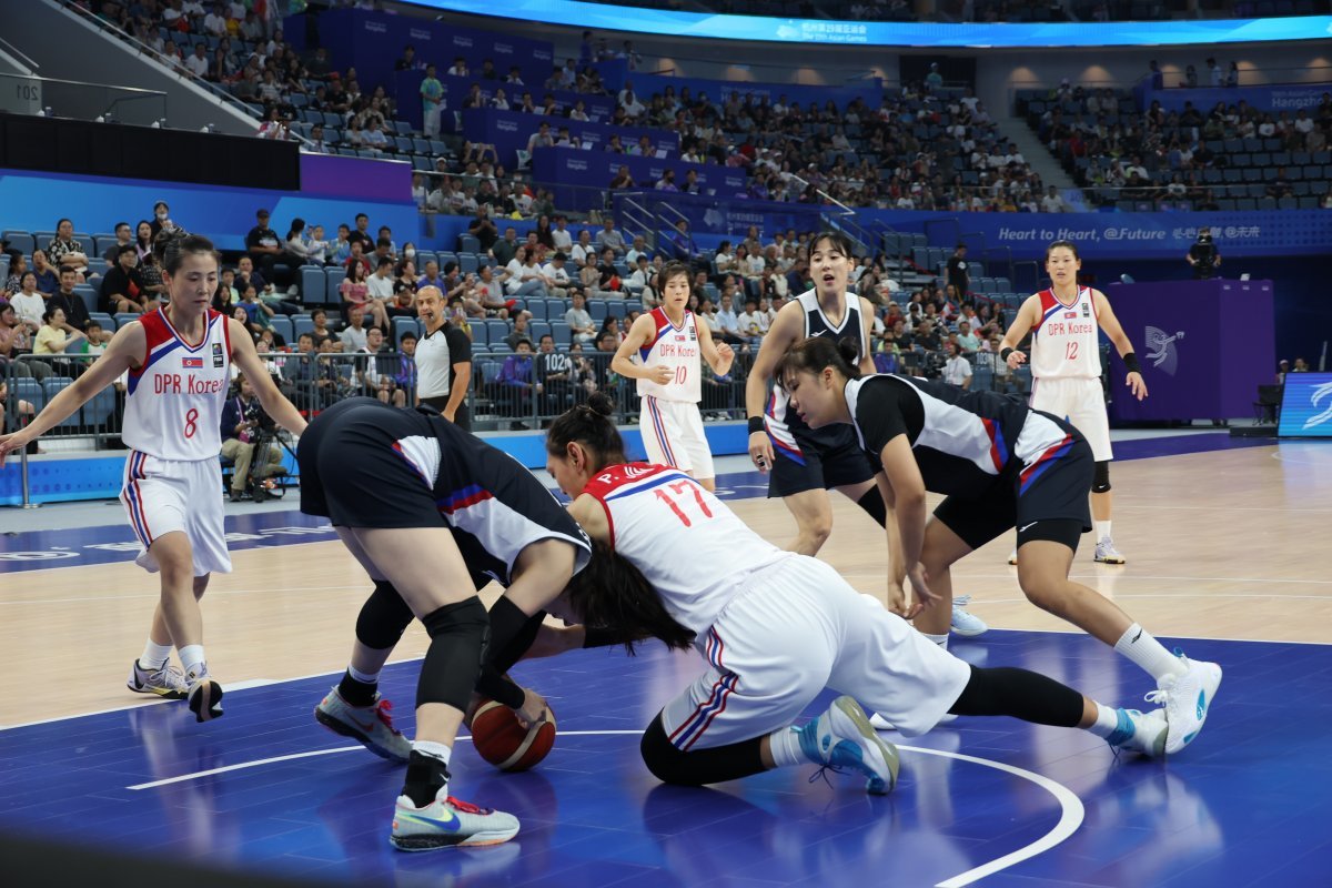 29일 중국 저장성 항저우의 올림픽 스포츠센터에서 2022 항저우 아시안게임 여자 농구 대한민국과 북한의 경기가 펼쳐지고 있다.