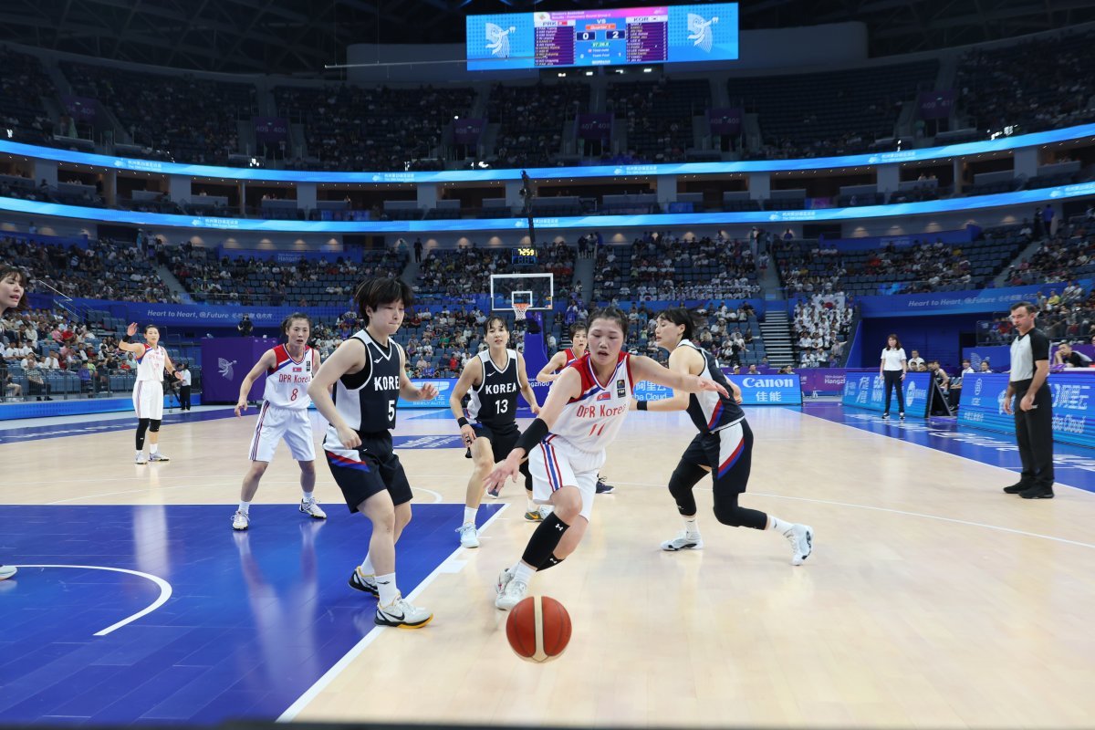 29일 중국 저장성 항저우의 올림픽 스포츠센터에서 2022 항저우 아시안게임 여자 농구 대한민국과 북한의 경기가 펼쳐지고 있다.