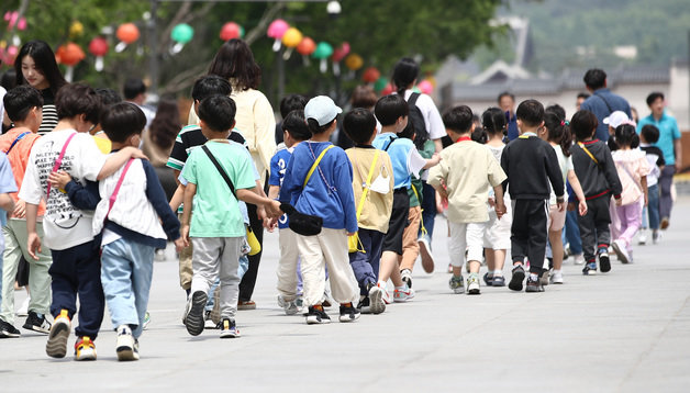 서울 광화문광장에서 어린이들이 체험학습을 하고 있다. 2023.5.10/뉴스1