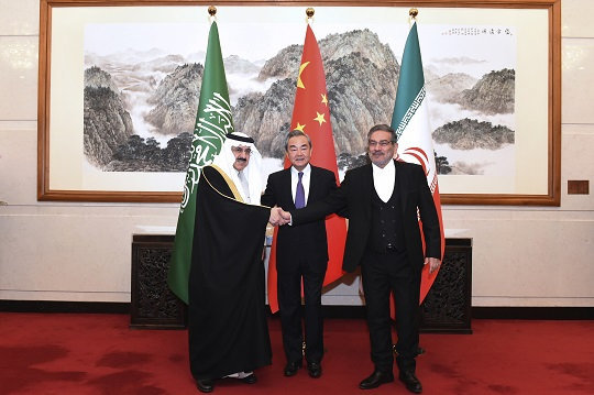 사우디와 이란은 3월10일 중국의 중재 아래 베이징에서 7년 만에 외교 관계를 정상화하기로 합의했다. 무사드 빈 모하메드 알 아이반 사우디 국가안보보좌관(왼쪽)과 알리 샴카니 이란 최고 국가안보위원회 위원장(오른쪽)이 악수하고 있다. 가운데는 왕이 중국 외교부 부장. 뉴시스