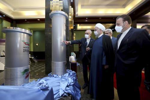 아직 핵무기를 완성하지 못했지만 이란은 핵 관련 기술을 많이 축적한 나라다. 2021년 4월10일 하산 로하니 당시 이란 대통령(가운데)이 ‘이란 핵 기술의 날’ 을 맞아  개량형 원심분리기를 살펴보고 있다. 이란 대통령실