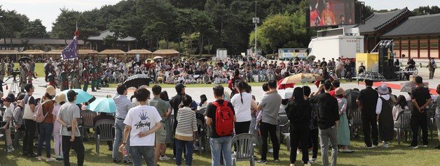 관람객들이 대백제전 공연을 관람하고 있다. 충남도제공 뉴스1