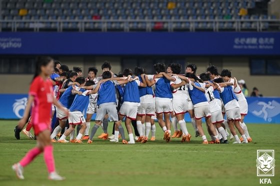 30일 오후 중국 윈저우 스타디움에서 열린 ‘2022 항저우 아시안게임’ 여자축구 8강전 대한민국과 북한의 경기에서 4대1로 승리한 북한 선수들이 기쁨을 나누고 있다. 대한축구협회 제공 2023.9.30 뉴스1
