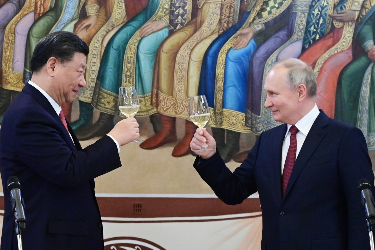 블라디미르 푸틴 러시아 대통령과 시진핑 중국 국가주석이 올 3월 모스크바 크렘린궁에서 건배하고 있다. 모스크바=AP·뉴시스
