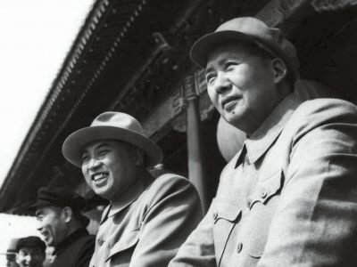 1954년 10월 중국 톈안먼 광장에서 열린 열병식에 참석한 김일성(오른쪽에서 두번째)과 마오쩌둥(오른쪽)   징화시보 제공