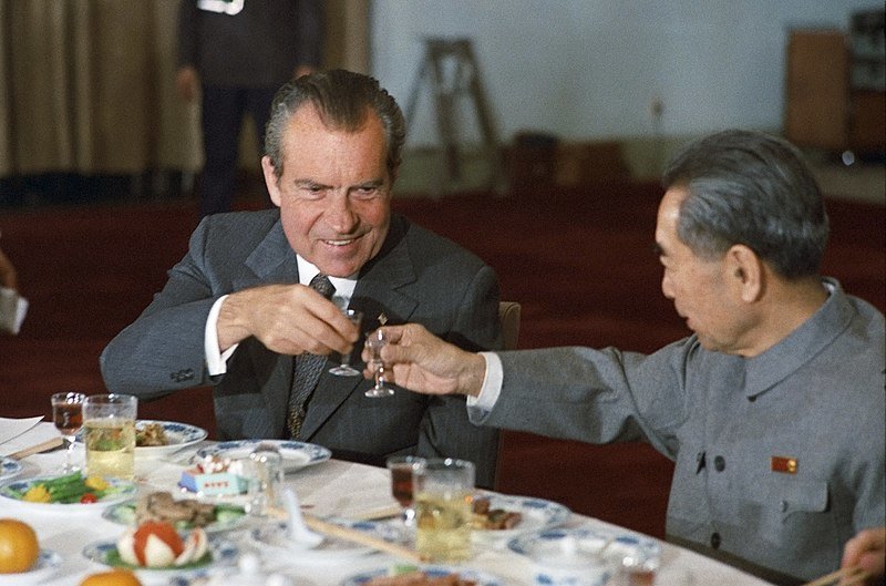1972년 2월 미국 대통령 중 처음으로 중국을 방문한 리처드 닉슨이 중국 총리 저우언라이와 만나 건배를 하고 있다.  ⓒ위키백과(퍼블릭 도메인)