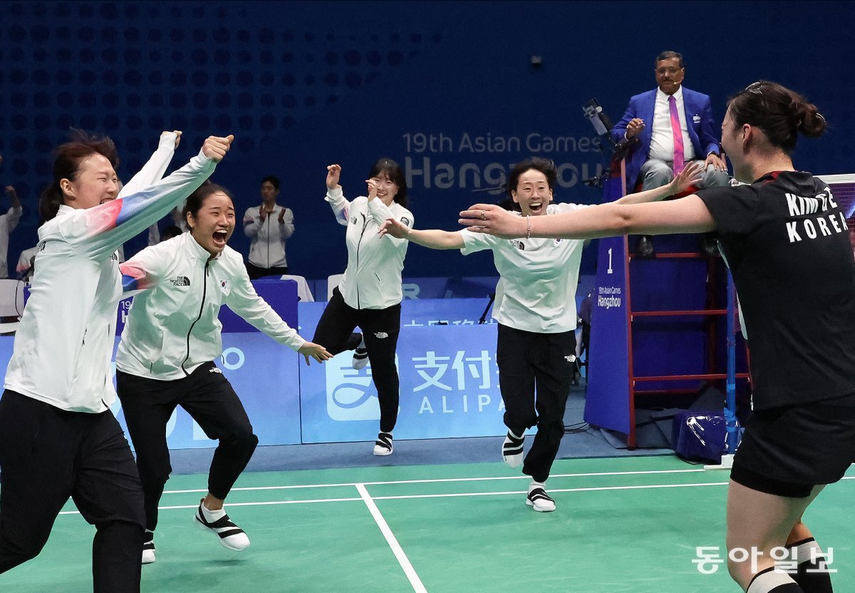 1일 중국 항저우 빈장체육관에서 열린 2022 항저우 아시안게임 배드민턴 여자 단체전에서 한국이 중국을 꺾고 금메달을 차지했다. 김가은 선수가 금메달을 확정 짓자 안세영 등 선수들이 뛰어나오고 있다. 김재명 기자 base@donga.com