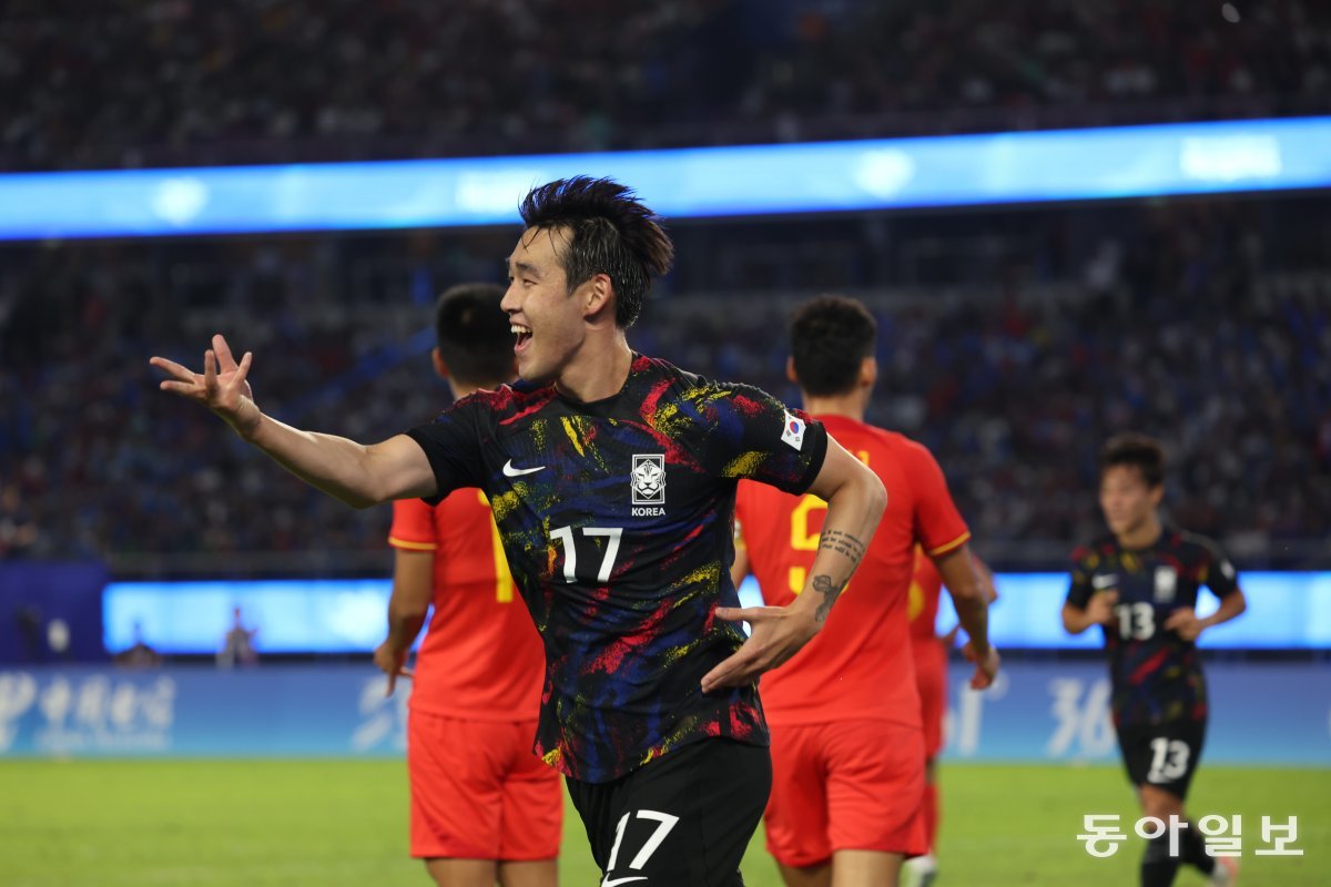 한국이 1-0으로 앞서던 전반 35분 추가골을 성공한 뒤 기뻐하고 있는 송민규(17번). 항저우=김재명기자 base@donga.com