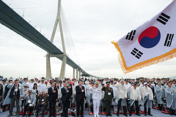 윤석열 대통령이 지난달 15일 인천 팔미도 인근 해상에서 열린 ‘제73주년 인천상륙작전 전승행사’에 참석해 국기에 대한 경례를 하고 있다. 2023.9.15 대통령실 제공