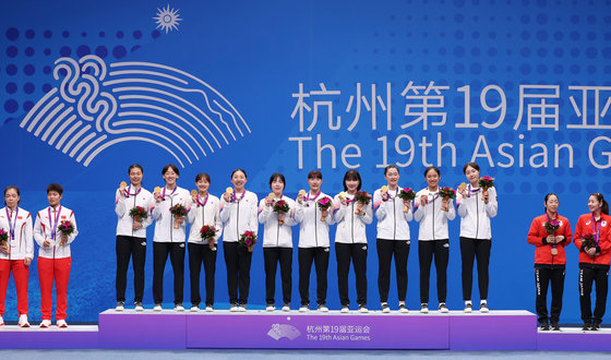 안세영을 비롯한 배드민턴 여자 대표팀이 1일 중국 항저우 빈장체육관에서 열린 2022 항저우 아시안게임 배드민턴 여자 단체 메달 수여식에서 금메달을 목에 걸고 기념 촬영을 하고 있다. 한국 여자 배드민턴 대표팀은 1994년 히로시마 대회 이후 29년 만에 단체전 금메달을 획득했다. 2023.10.1/뉴스1 ⓒ News1