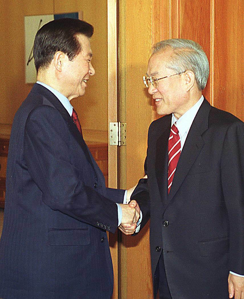 2000년 4월 24일 김대중 당시 대통령이 영수회담을 위해 청와대를 방문한 한나라당 이회창 총재와 웃으며 악수하고 있다. 동아일보 DB
