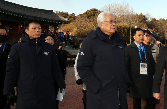 장웅 북한 IOC위원이 13일 오후 북한 응원단이 공연을 하는 강원도 강릉 오죽헌을 찾아 관람하고 있다. 오죽헌은 신사임당과 율곡 이이(李珥)가 태어난 집이다.2018.2.13/뉴스1