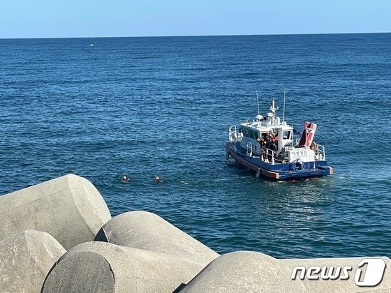 해경이 지난 1일 오후 1시 47분쯤 강원 강릉항 인근에서 공군 부사관인 40대 남성 A씨가 사라졌다는 신고를 받은 가운데, 소방, 군 등 유관기관과 이틀 째 수색 작업을 벌여 숨진 A씨를 찾았다. (동해해양경찰서 제공) 2023.10.2/뉴스1