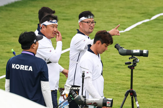 남자 양궁 리커브 대표팀 오진혁(왼쪽부터), 김우진, 이우석이 30일 중국 항저우 푸양 인후 스포츠센터에서 공식 연습을 하고 있다. 2023.9.30/뉴스1