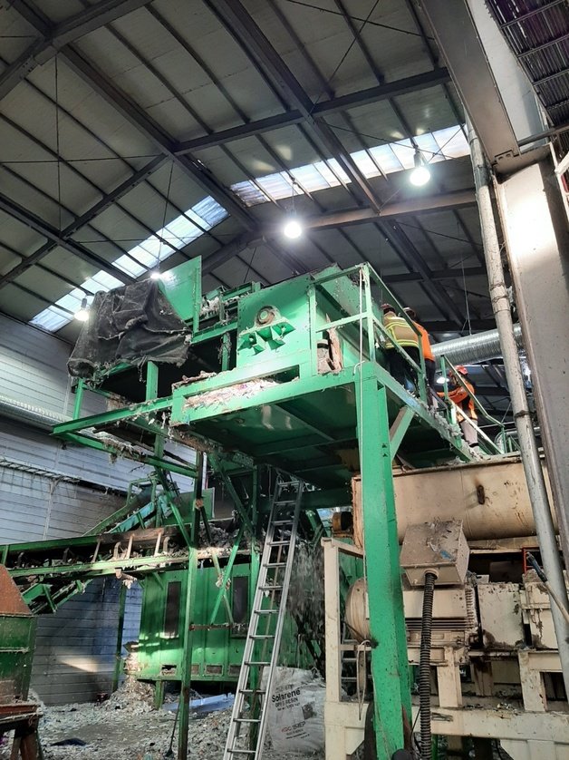 2일 인명피해가 발생한 경북 문경시 신기동의 공장. 추석 연휴기간 이 공장에서 일하던 30대 스리랑카 국적의 근로자가 기계에 몸이 끼여 숨졌다.(경북소방본부 제공)