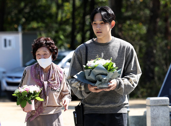 배우 고(故) 최진실 씨의 아들인 가수 최환희(활동명 지플랫)와 모친 정옥숙 씨가 고인의 15주기인 2일 오후 경기도 양평군 갑산공원묘역을 찾아 헌화하고 있다. 2023.10.2/뉴스1 ⓒ News1