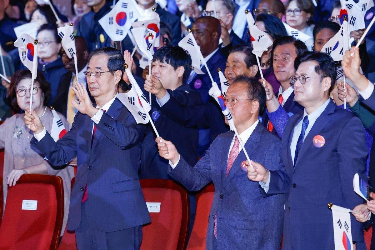 한덕수 국무총리(앞줄 왼쪽부터)와 윤재옥 국민의힘 원내대표, 홍익표 더불어민주당 원내대표가 3일 서울 종로구 세종문화회관에서 열린 제4355주년 개천절 경축식에서 태극기를 흔들고 있다. 2023.10.3 (서울=뉴스1)