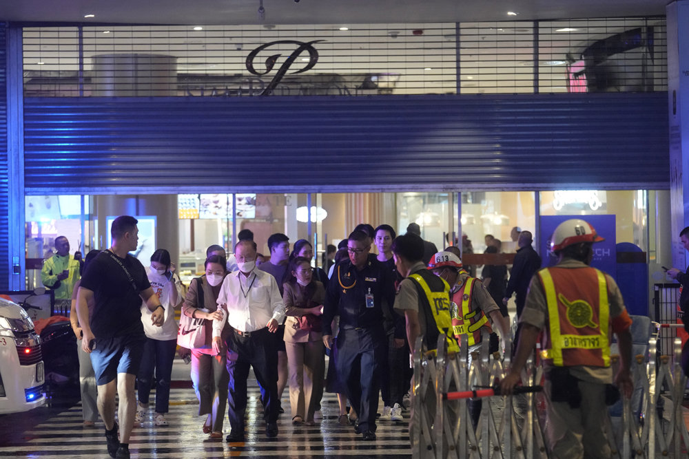 3일 태국 방콕 쇼핑몰 시암 파라곤에서 쇼핑객들이 대피하고 있다. 이날 시암 파라곤에서는 총격이 벌어진 것으로 전해졌다. 2023.10.03.[방콕=AP/뉴시스]