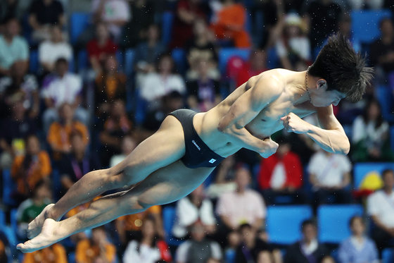 3일 오후 중국 저장성 항저우 올림픽 스포츠센터 수영장에서 열린 2022 항저우 아시안게임 남자 다이빙 남자 3m 스프링보드 결선 4차 시기에서 이재경이 연기를 펼치고 있다. 2023.10.3/뉴스1