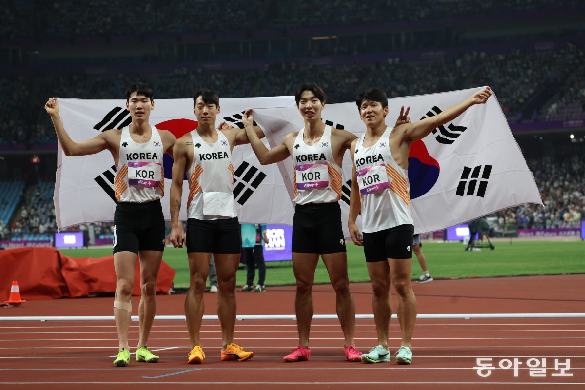 한국 육상 대표팀이 3일 중국 항저우 올림픽센터 체육관에서 열린 항저우 아시안게임 남자 400m 계주 결선에서 동메달을 딴 뒤 태극기를 들고 기뻐하고 있다. 항저우= 김재명 기자base@donga.com