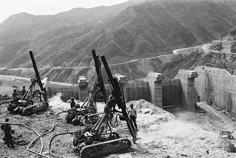올해로 준공 50주년을 맞은 강원 춘천시 소양강댐의 1972년 건설 공사 당시 모습. 한국 수자원공사 제공