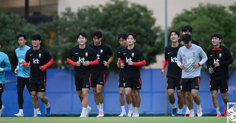 이강인(왼쪽에서 세 번째)을 포함한 한국 축구대표팀 선수들이 우즈베키스탄과의 아시안게임 4강전을 이틀 앞둔 2일 중국 항저우 천징룬 체육학교에서 가벼운 달리기로 몸을 풀고 있다. 대한축구협회 제공