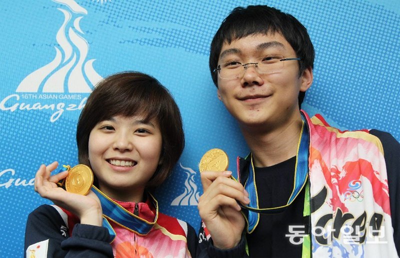 13년 전 광저우의 박정환 2010년 광저우 아시안게임 바둑 혼성페어에서 금메달을 차지한 박정환(오른쪽)과 이슬아. 박정환은 당시 남자 단체전에서도 우승하며 2관왕에 올랐다. 동아일보DB