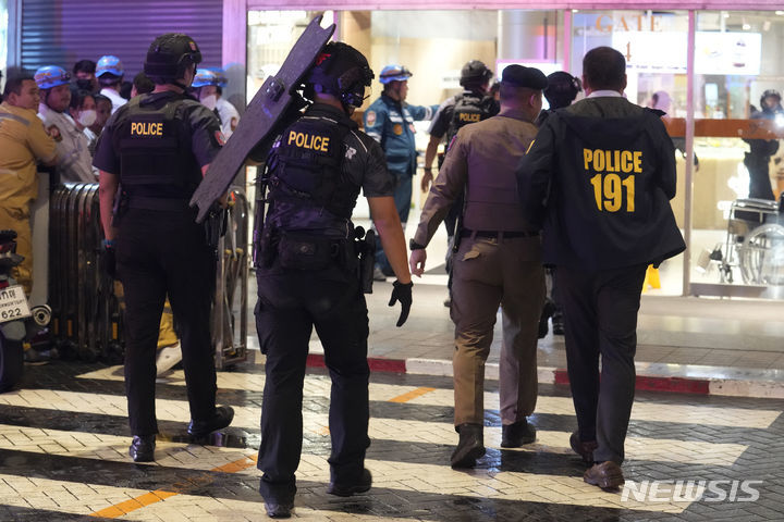 태국 경찰 특공대가 3일(현지시각) 방콕의 쇼핑몰 총격 현장에 도착하고 있다. 경찰은 이날 오후 시암 파라곤 쇼핑몰에서 14세 
소년이 총기를 난사해 중국과 미얀마 여성이 숨지고 5명이 다쳤다고 밝혔다. 체포된 소년은 정신과 치료를 받아왔으며 이날은 처방받은
 약을 먹지 않은 것으로 알려졌다. 2023.10.04. [방콕=AP/뉴시스]