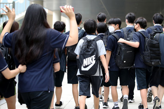 서울의 한 중학교에서 학생들이 등교하고 있는 모습. /뉴스1