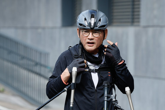 유인촌 문화체육관광부 장관 후보자가 지난달 14일 오전 서울 종로구 모처에 마련된 인사청문회 준비 사무실에 자전거를 타고 출근, 취재진 질문에 답하고 있다. 2023.9.14/뉴스1