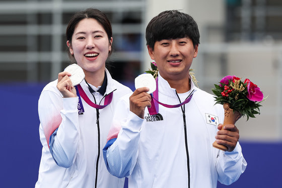 소채원(왼쪽)과 주재훈이 4일 중국 항저우 푸양 인후 스포츠센터 양궁장에서 열린 2022 항저우 아시안게임 양궁 컴파운드 혼성전 시상식 후 은메달을 들어보이고 있다. 소채원과 주재훈은 이날 양궁 컴파운드 혼성전 결승에서 인도의 조티 수레카 벤남-오야스 라빈 데오탈레에 158-159로 져 은메달을 획득했다. 2023.10.4/뉴스1