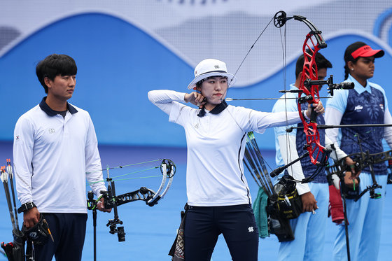 소채원(오른쪽)과 주재훈이 4일 중국 항저우 푸양 인후 스포츠센터 양궁장에서 열린 2022 항저우 아시안게임 양궁 컴파운드 혼성전 결승에서 인도팀과 경기를 펼치고 있다. 소채원과 주재훈은 이날 양궁 컴파운드 혼성전 결승에서 인도의 조티 수레카 벤남-오야스 라빈 데오탈레에 158-159로 져 은메달을 획득했다. 2023.10.4/뉴스1