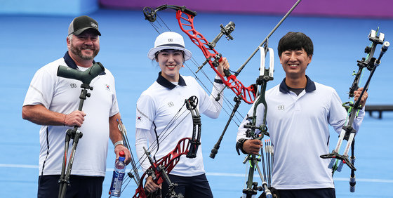 소채원과 주재훈이 4일 중국 항저우 푸양 인후 스포츠센터 양궁장에서 열린 2022 항저우 아시안게임 양궁 컴파운드 혼성전 결승에서 인도에 패해 은메달을 확정 지은 후 기념 촬영을 하고 있다. 왼쪽은 리오 와일드 감독. 소채원과 주재훈은 이날 양궁 컴파운드 혼성전 결승에서 인도의 조티 수레카 벤남-오야스 라빈 데오탈레에 158-159로 져 은메달을 획득했다. 2023.10.4/뉴스1