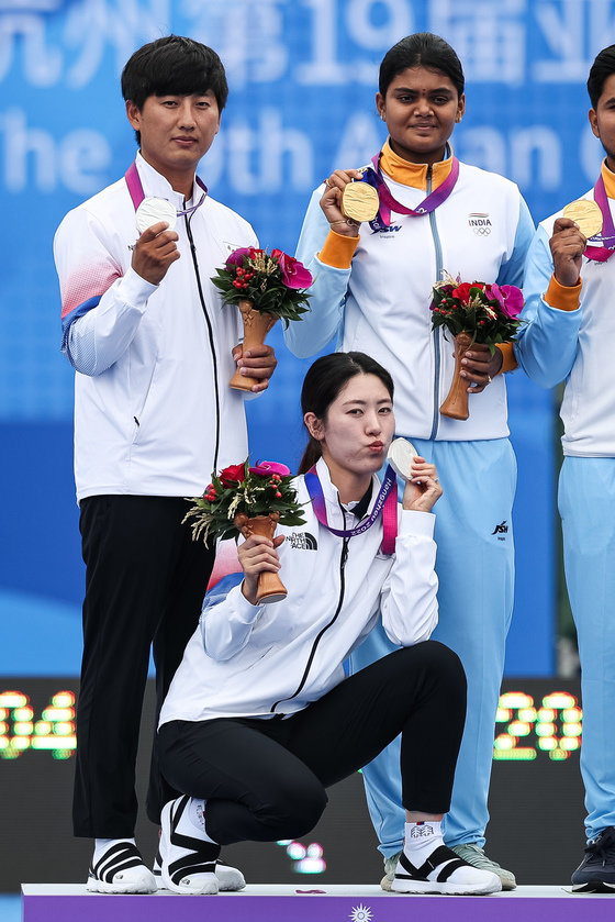 소채원과 주재훈이 4일 중국 항저우 푸양 인후 스포츠센터 양궁장에서 열린 2022 항저우 아시안게임 양궁 컴파운드 혼성전 시상식에서 메달리스트들과 기념 촬영을 하고 있다. 2023.10.4/뉴스1