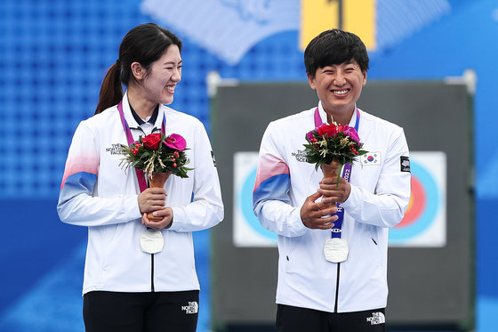 소채원(왼쪽)과 주재훈이 4일 중국 항저우 푸양 인후 스포츠센터 양궁장에서 열린 2022 항저우 아시안게임 양궁 컴파운드 혼성전 시상식에서 은메달을 목에 걸고 미소 짓고 있다. 소채원과 주재훈은 이날 양궁 컴파운드 혼성전 결승에서 인도의 조티 수레카 벤남-오야스 라빈 데오탈레에 158-159로 져 은메달을 획득했다. 2023.10.4. 뉴스1