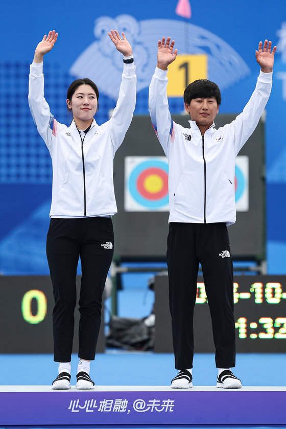 소채원(왼쪽)과 주재훈이 4일 중국 항저우 푸양 인후 스포츠센터 양궁장에서 열린 2022 항저우 아시안게임 양궁 컴파운드 혼성전 시상식에서 시상대에 오르며 인사하고 있다. 소채원과 주재훈은 이날 양궁 컴파운드 혼성전 결승에서 인도의 조티 수레카 벤남-오야스 라빈 데오탈레에 158-159로 져 은메달을 획득했다. 2023.10.4. 뉴스1