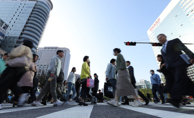 긴 추석 연휴가 끝나고 다시 일상이 시작된 4일 오전 서울 광화문 세종대로 일대에서 시민들이 발걸음을 옮기고 있다. 2023.10.4. 뉴스1