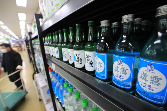 사진은 서울의 한 대형마트에 진열된 소주. 2023.1.16/뉴스1