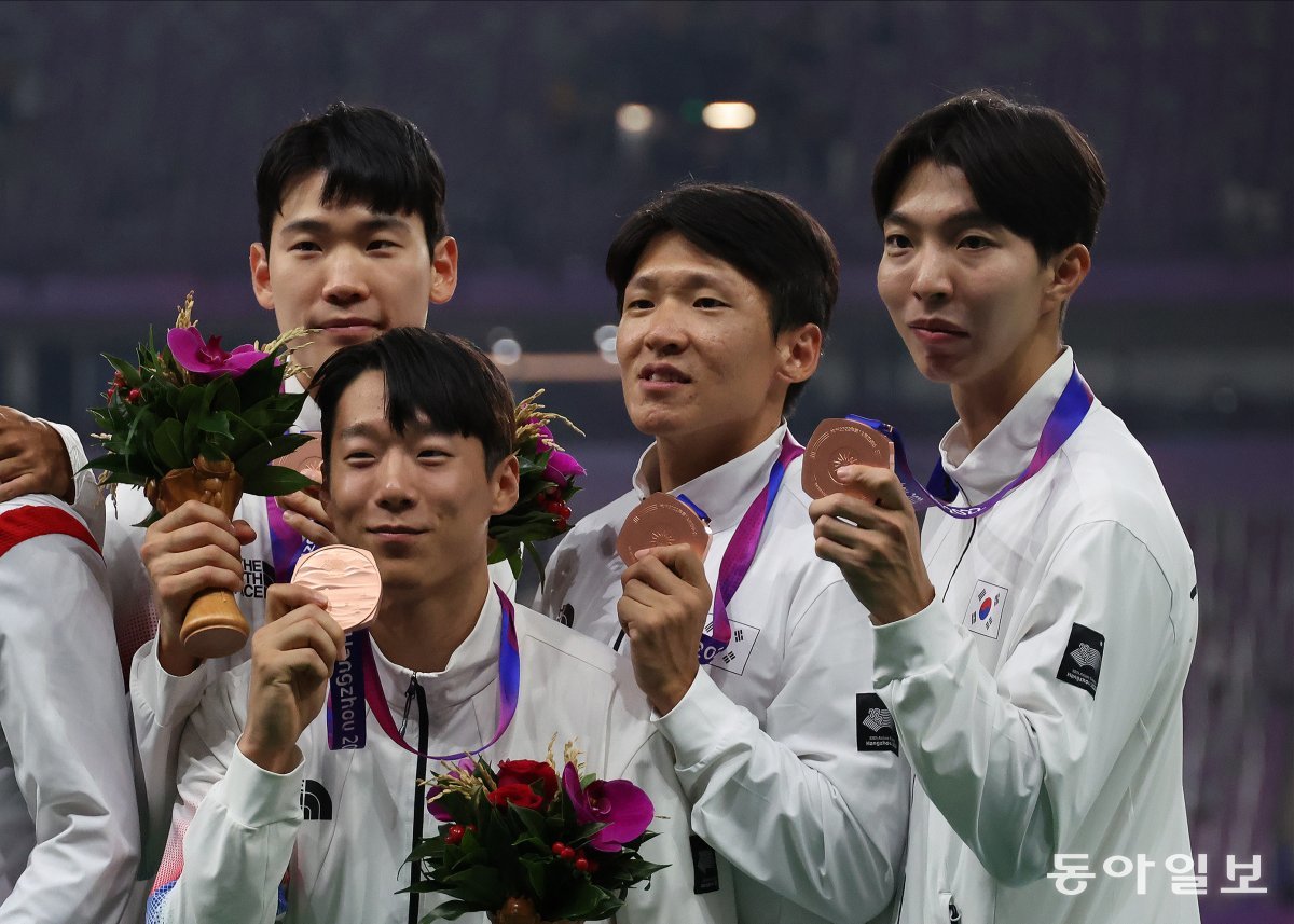 ‘이 느낌 처음이야’ 한국 남자 육상 400m 계주 대표 고승환, 이재성, 김국영, 이정태(왼쪽부터)가 3일 항저우 아시안게임 시상식에서 동메달을 들어
 보이고 있다. ‘단거리 1인자’ 김국영은 네 번째이자 마지막으로 도전했던 이번 아시안게임에서 후배들과 개인 첫 메달을 따냈다. 
항저우=김재명 기자 base@donga.com