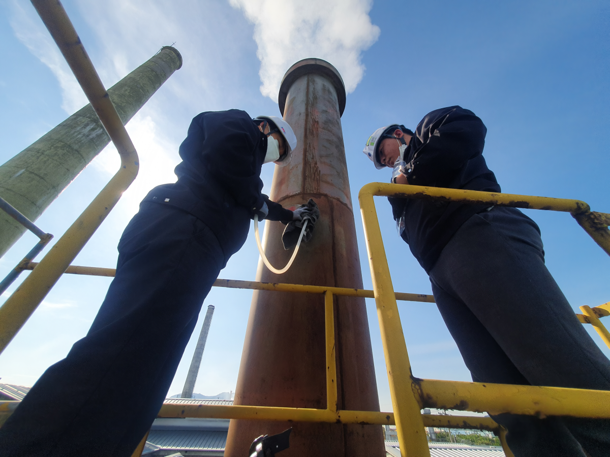 최근 대구 서구 염색산업단지의 한 사업장에서 구청에서 파견된 대기환경감시요원들이 굴뚝의 악취 오염도 검사를 실시하고 있다. 대구 서구 제공
